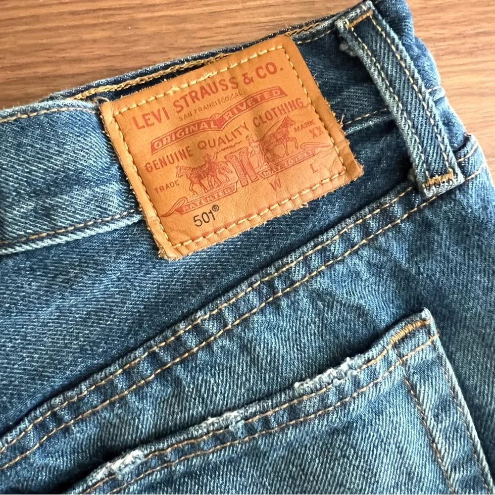 LEVI’S 501 Sz 29 Distressed Mid Wash Raw Hem Button Fly High Rise Jean Size 29